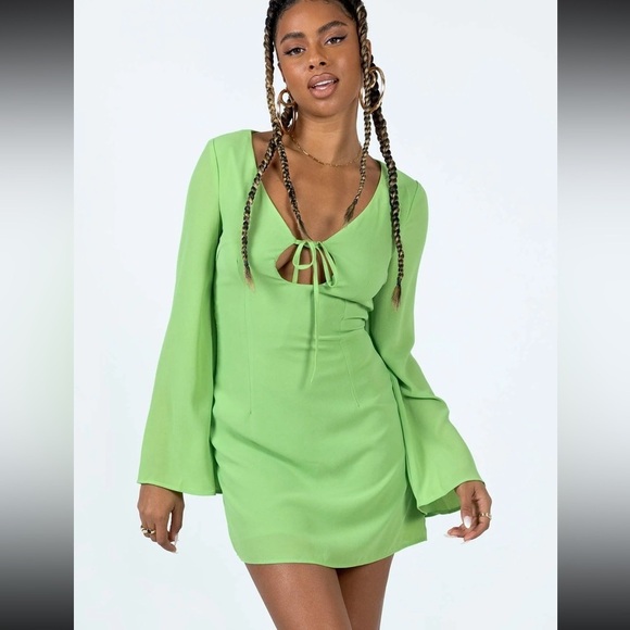 Princess Polly Dresses & Skirts - NWT PRINCESS POLLY- size 4 LONG BELL SLEEVE GREEN DRESS